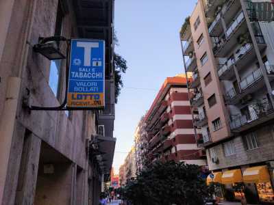 Siamo infine nel Quartiere Umbertino, in via De Giosa 103, per visitare la tabaccheria �n.8�
